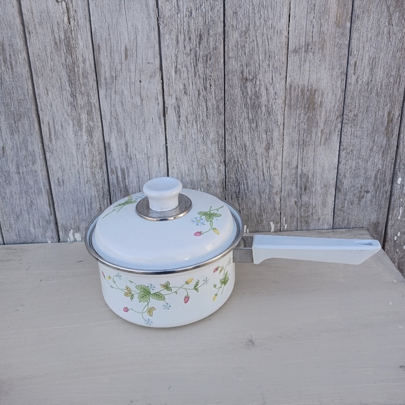 Vintage 80's Enamel Ware Strawberries Set Of 2 Pots With Lids Stockpot/Sauce I - Picture 8 of 10